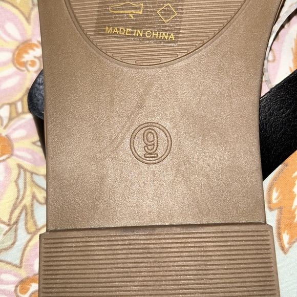 NWOT! Ladies Toe Shoes - Picture 5 of 5